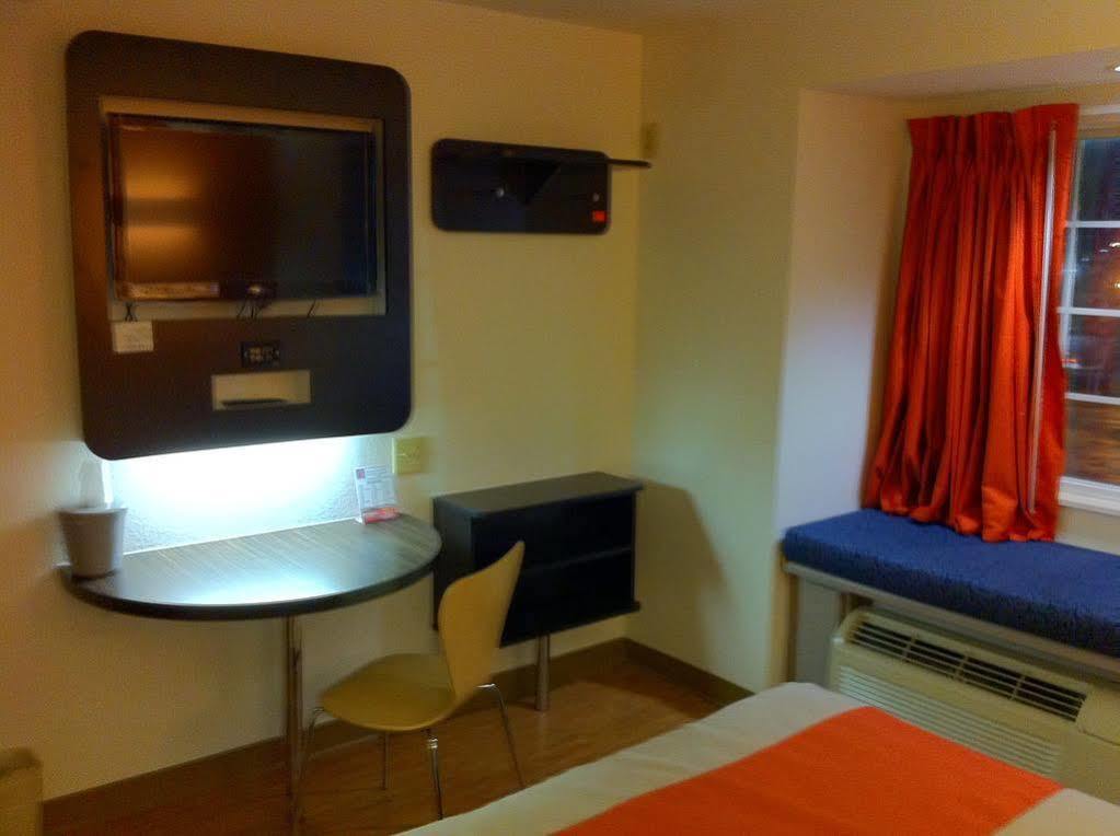 Motel 6 Indianapolis Carmel Eksteriør billede
