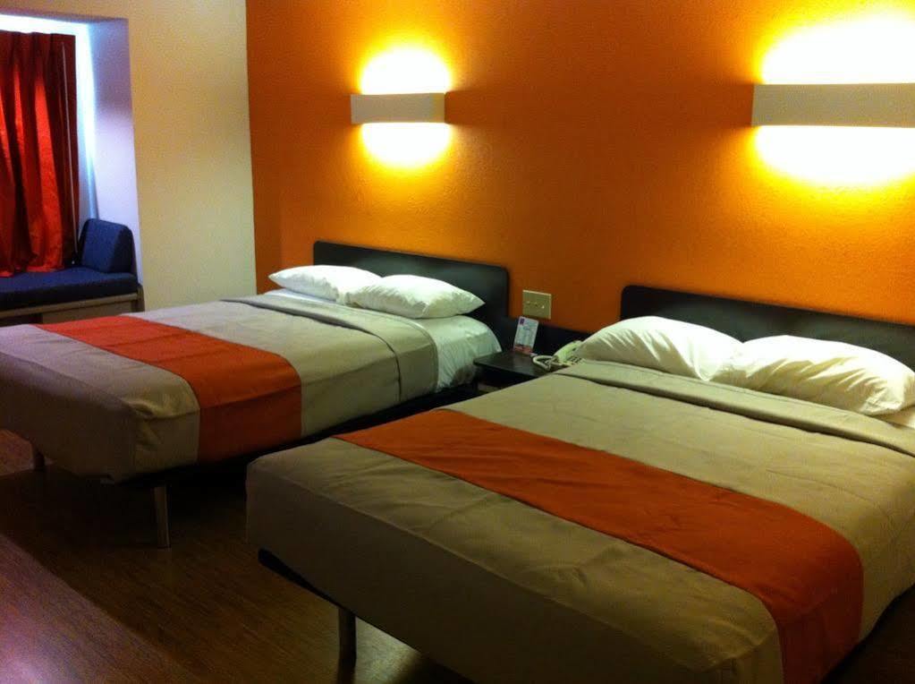 Motel 6 Indianapolis Carmel Eksteriør billede